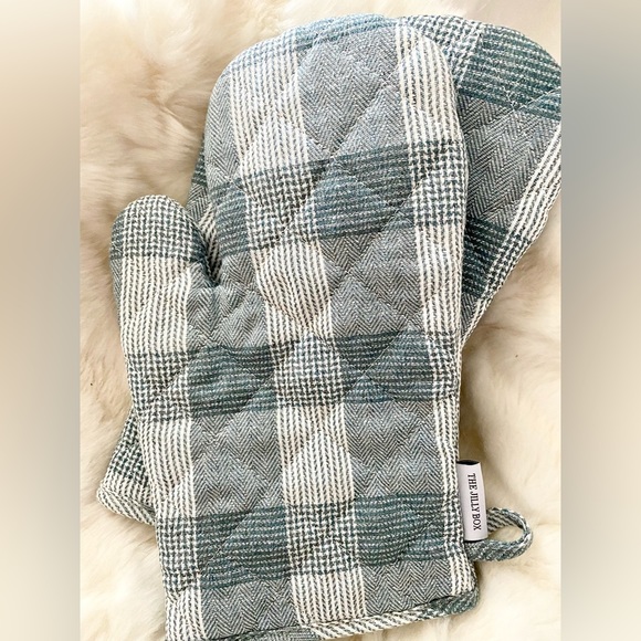 The Cross: Marjorie Oven Mitts (Fraiche Fuller Hearts Collection) - Picture 4 of 6